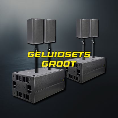 Grote PA installatie met line arrays en subwoofers voor festivals