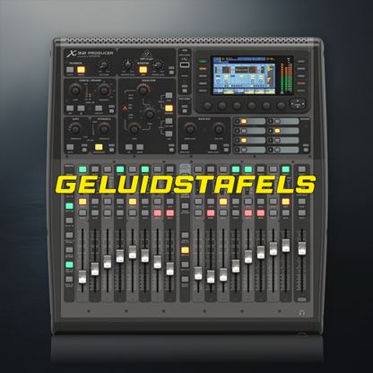 Digitale geluidstafel met faders en draaiknoppen voor professionele audiomixing